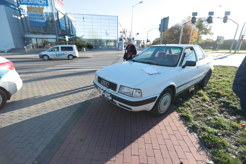 Kolizja w Zielonej Górze. Sprawca ukrył się w krzakach. Był pijany