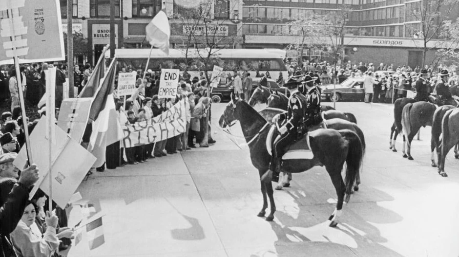Za vreme posete princa Čarlsa Univerzitetu u Klivlendu 1977. godine, organizovane su demonstracije zbog britanskog učešća u nestabilnoj Severnoj Irskoj | Foto: Getty Images