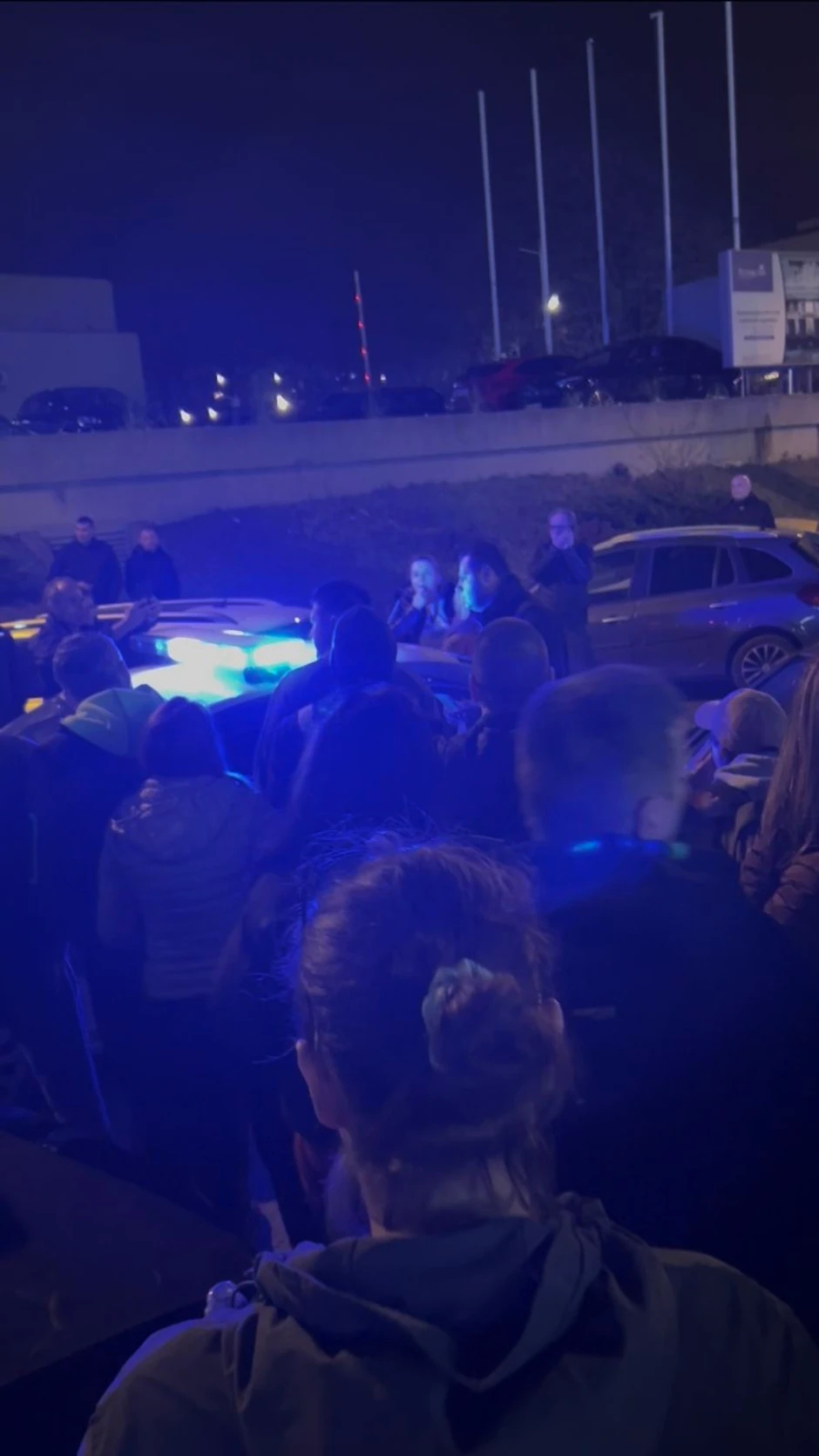 Demonstranti blokirali izlaz prostorija SNS na Novom Beogradu