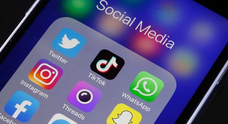 You can block social media apps from yourself with the help of several apps and plug-ins.
