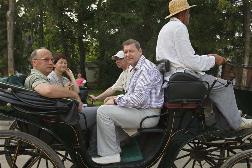 Premier w białych butach.  Który