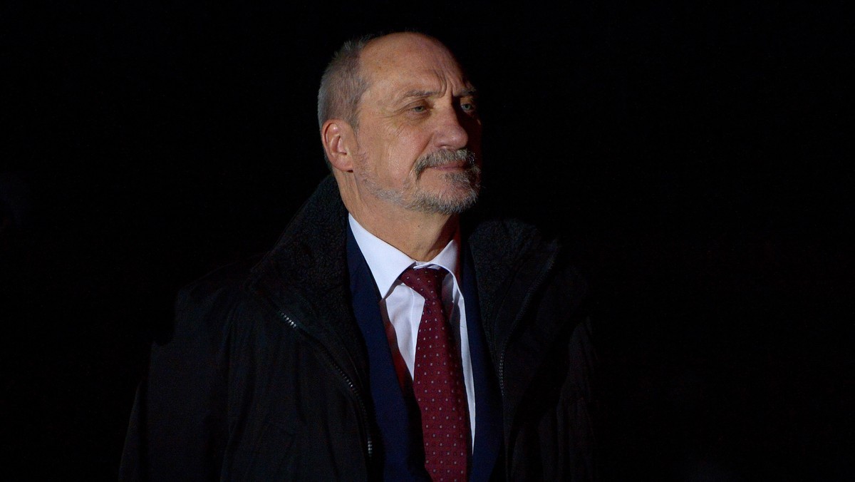 Szef MON Antoni Macierewicz wraz ze swym litewskim odpowiednikiem i wiceministrem obrony Ukrainy obserwował w czwartek ćwiczenia litewsko-polsko-ukraińskiej brygady LITPOLUKRBIRG pod kryptonimem Common Challenge-16. Ćwiczenia kończą proces osiągania gotowości operacyjnej tej jednostki.