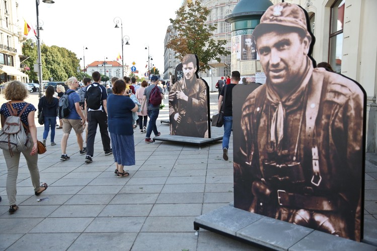 Wejście do galerii. Wystawę Portrety Powstańców'44 autorstwa Jerzego Tomaszewskiego Jura fotoreportera Powstania Warszawskiego otwarto w galerii Kordegarda w WarszawieNa wystawę składają się zdjęcia powstańców.