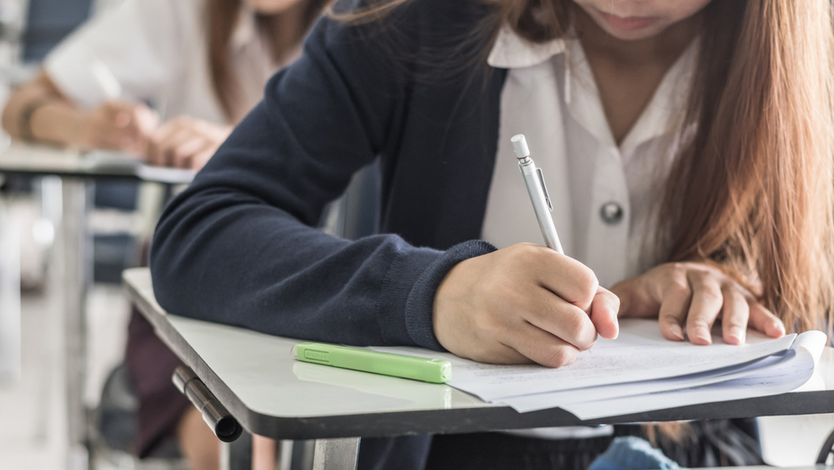 Matura z chemii już za nami. Uczniowie dzielą się pierwszymi wrażeniami. Co było na egzaminie? "Przewidziałam bufory, miareczkowanie, hydraty, wiec jak mi nie wyjdzie w życiu, to zostanę znachorem" - pisze jeden z maturzystów. Uczniowie zwracają uwagę na dużą liczbę zadań.