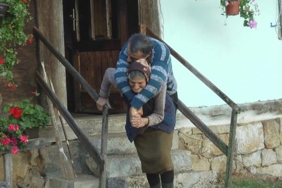 (FOTO) Olga (85) je punih 60 godina na leđima nosila svog bolesnog sina, do poslednjeg trenutka: "Peđo se najviše plašio da ću ja da umrem pre njega"