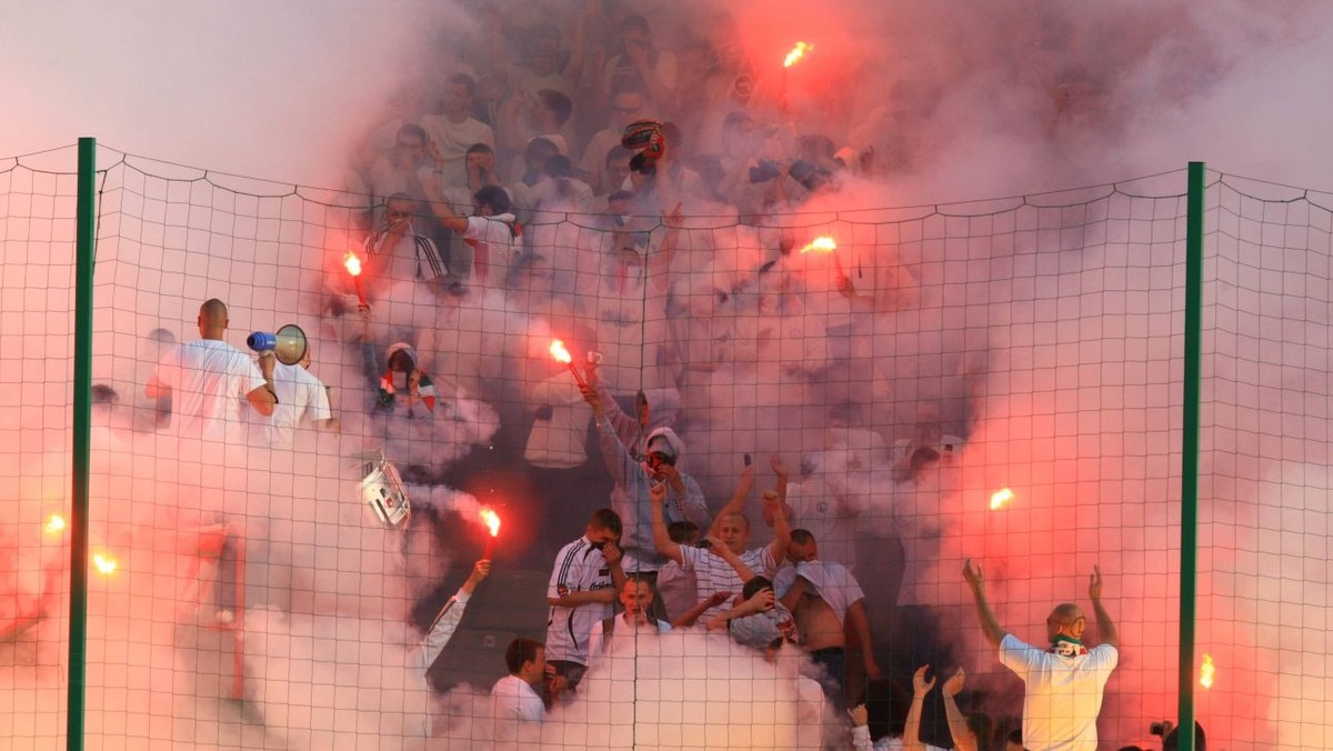 Na Euro 2012 do Polski zjadą setki tysięcy kibiców. Z myślą o części z nich, więzienni klawisze w miastach-gospodarzach i graniczących z Ukrainą aresztach będą biegle władać językami obcymi. Zatrudnieni też będą nowi tłumacze przysięgli. Mimo to Euro 2012 może stać się areną walk kiboli. — "Ustawki" będą na zamówienie — przewiduje Jan Tomaszewski, legendarny bramkarz reprezentacji Polski. — Nie mam obaw — uspokaja jednak Juliusz Głuski, rzecznik Euro 2012 Polska. A Ministerstwo Sprawiedliwości wylicza kolejne sposoby na spacyfikowanie eurochuliganów.