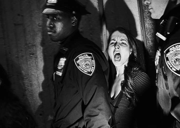 Zwycięzca w kategorii WYDARZENIA (zdjęcie pojedyncze): Tomasz Lazar. Zdjęcie z zamieszek w Harlemie, które towarzyszyły protestom organizowanym w ramach Occupy Wall Street. Mieszkańcy Harlemu protestowali przeciwko działaniom policji – kiedy jednak zablokowali dojście do komisariatu, zaczęto usuwać ich siłą. Zdjęcie jest częścią fotoreportażu dokumentującego akcję Occupy w Nowym Jorku. Październik 2011