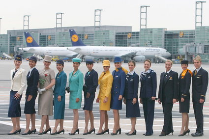 Tak zmieniały się mundury stewardess Lufthansy [ARCHIWALNE ZDJĘCIA]