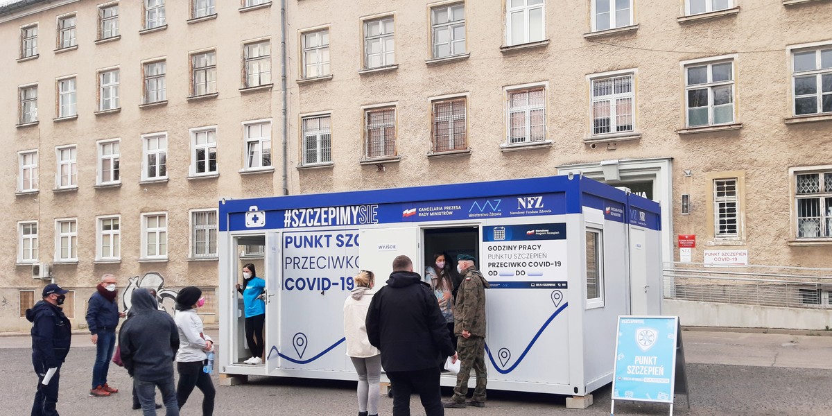 Punkty szczepień oblężenie przeżywały wiosną. Obecnie liczba wykonywanych szczepień spada.