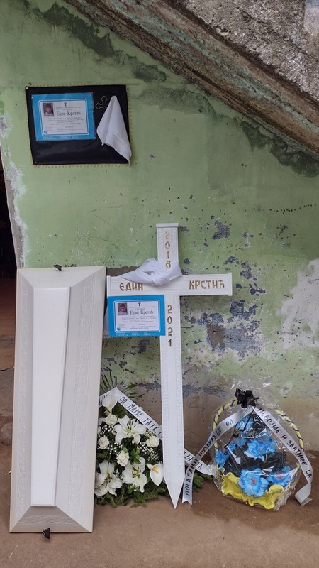 Dečak sahranjen u belom kovčegu