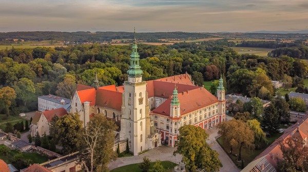 Klasztor w Henrykowie zachwyca rozmachem i atmosferą sprzyjającą odpoczynkowi od codziennego zgiełku. 