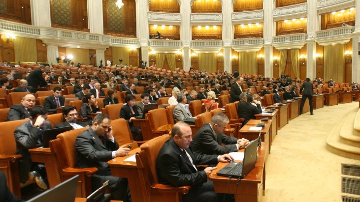 AUR domină sondajele electorale, aproape egalând numărul total al voturilor PSD, PNL și USR