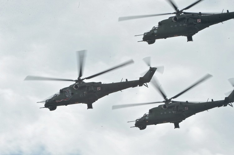 Przelot samolotów i śmigłowców - widok z Mostu Świętokrzyskiego.