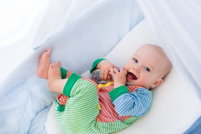 Dok beba uživa u ogradici, neka se mama prepusti nezi svoje lepote