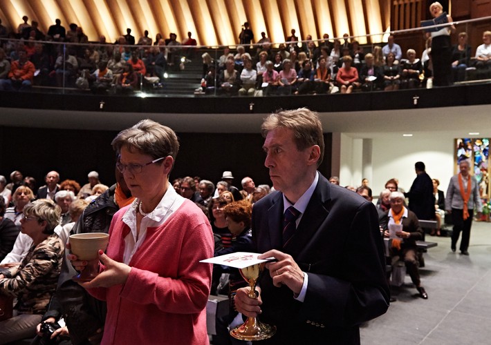 Francois Audelan z żoną Chantal podczas mszy świętej w kościele katedralnym w Creteil