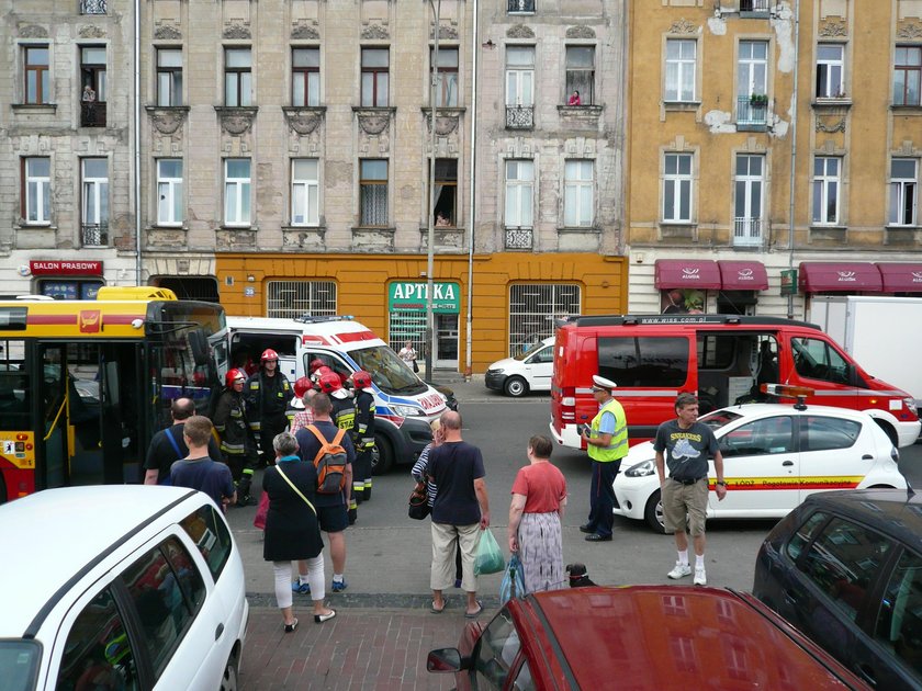 Smród w autobusie MPK w Łodzi. Straż pożarna i pogotowie w akcji. Policja szuka sprawców