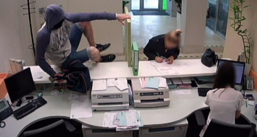 Na osnovu snimka sa kamera i otisku koji je pronađen na mestu pljačke pljačkaš je priveden pravdi