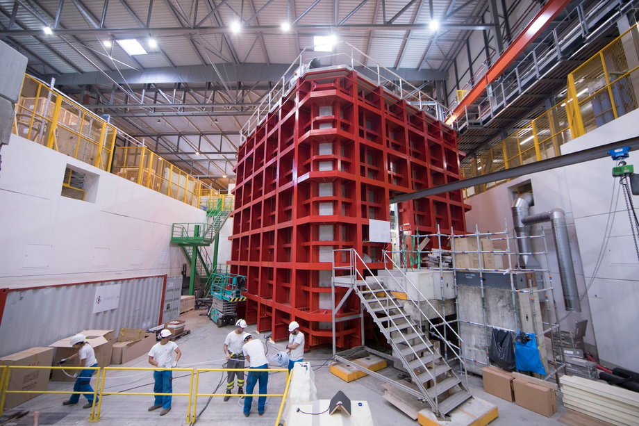 Testowy detektor neutrin, ProtoDUNE, został stworzony w CERN. Cztery podobne urządzenia zostaną ostatecznie umieszczone pod ziemią w ramach projektu DUNE.