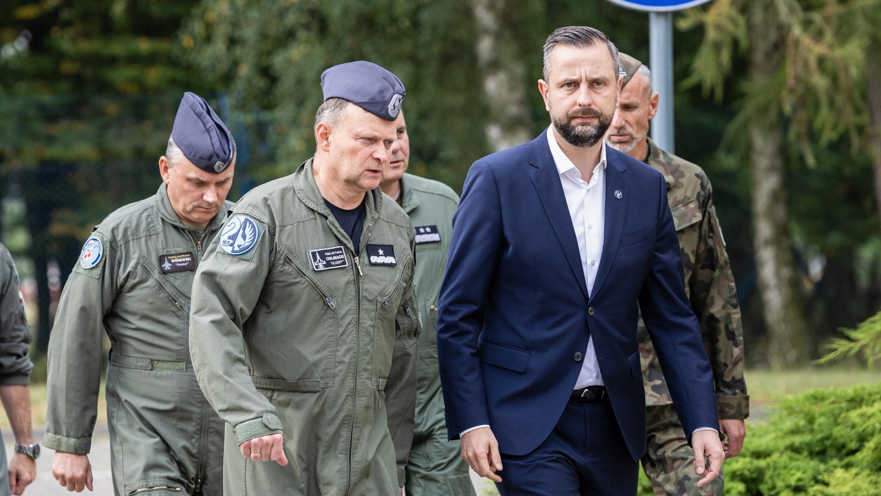 Katastrofa F-16 w Radomiu. Wicepremier: na lotnisku pracują dwa zespoły