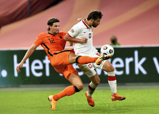 Piłkarz reprezentacji Polski Bartosz Bereszyński (P) i Hans Hateboer (L) z Niderlandów podczas meczu 2. edycji Ligi Narodów, na stadionie "Johan Cruijff ArenA"