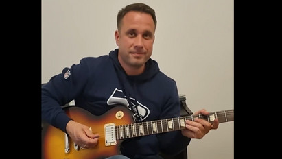 Marco Rossi előtt tiszteleg az angliai diadal után Dömötör Csaba: az államtitkár profin pengeti a gitár húrjait – videó 