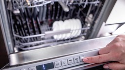 włóż to do zmywarki. nabłyszczy naczynia i pomoże pozbyć się nieestetycznych zacieków