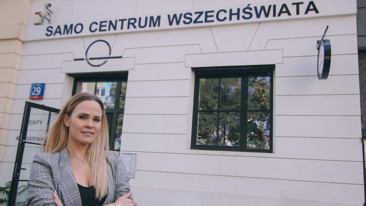 Samo Centrum Wszechświata na Chłodnej 29… byłam, widziałam i jak wiele innych osób zakochałam się w tym miejscu. Ludzie, koncept, realizowane wydarzenia, unikalna architektura wnętrz i możliwości jakie daje te przestrzeń sprawiają, że trudno nie zachwycić się Samym Centrum Wszechświata, dlatego postanowiłam porozmawiać z jego właścicielką Anną Kurnicką.