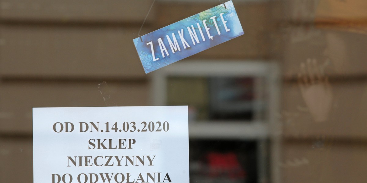 Umowa zlecenie stała się w ostatnim czasie bardzo popularną formą zatrudnienia. Jest ona najczęściej stosowana w usługach, ale także w innych obszarach chętnie po nią sięgano. W sytuacji, gdy firmy mają przestoje, a siłownie, salony kosmetyczne i sklepy są pozamykane, pracodawca może bez konsekwencji z dnia na dzień takiego pracownika zwolnić.