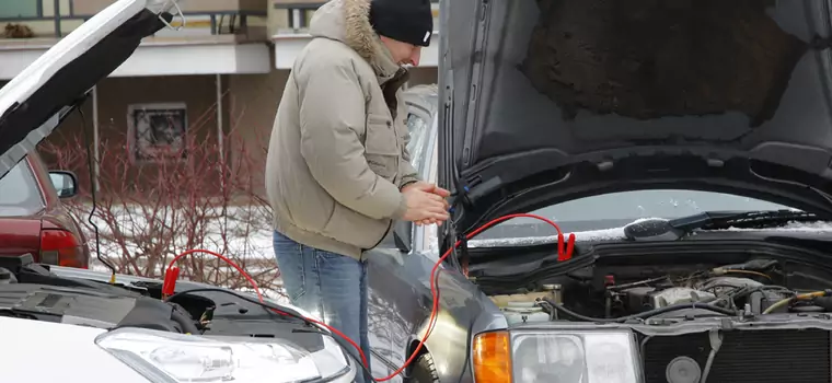 Awaryjne odpalanie samochodu z rozładowanym akumulatorem. Instrukcja krok po kroku