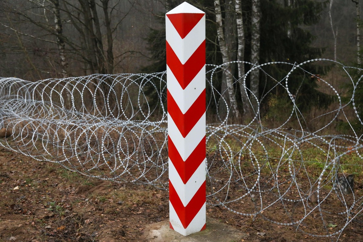 Lenkupie, 07.11.2022. Budowa tymczasowej zapory na granicy z obwodem kaliningradzkim