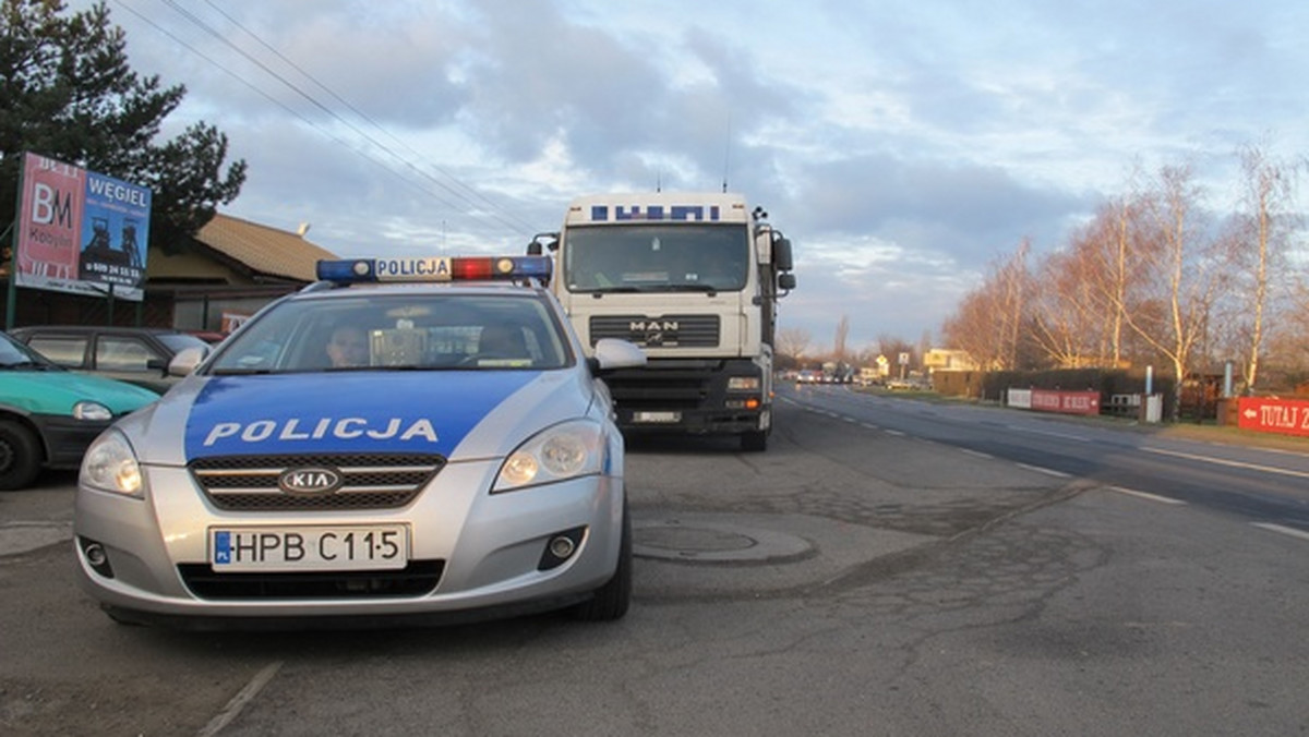 Jaworscy policjanci zatrzymali kierowcę ciężarówki, który mając ponad półtora promila alkoholu w organizmie, wiózł kilkadziesiąt ton buraków cukrowych. Mężczyzna wpadł w ręce funkcjonariuszy podczas kontroli prowadzonej w ramach akcji "Niebezpieczne przewozy". 26-latek z miejsca stracił prawo jazdy. Dodatkowo za jazdę na podwójnym gazie odpowie przed sądem.