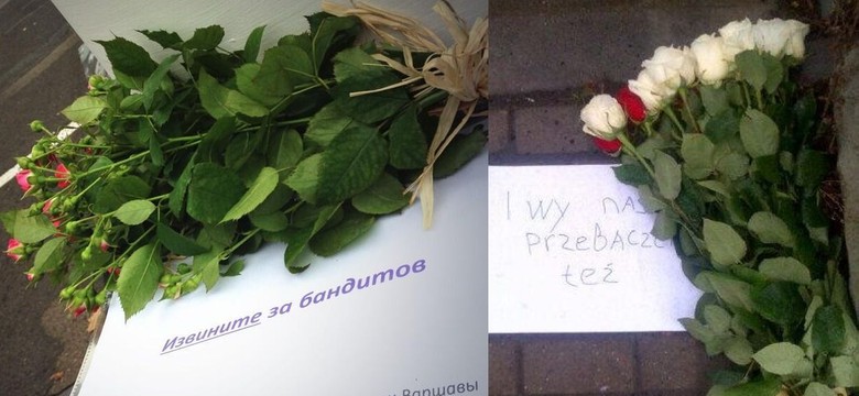 Kwiaty i kartki z przeprosinami pod ambasadami Polski i Rosji