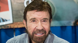 Perre megy Chuck Norris, 30 millió dollárt követel az óriásvállalatoktól