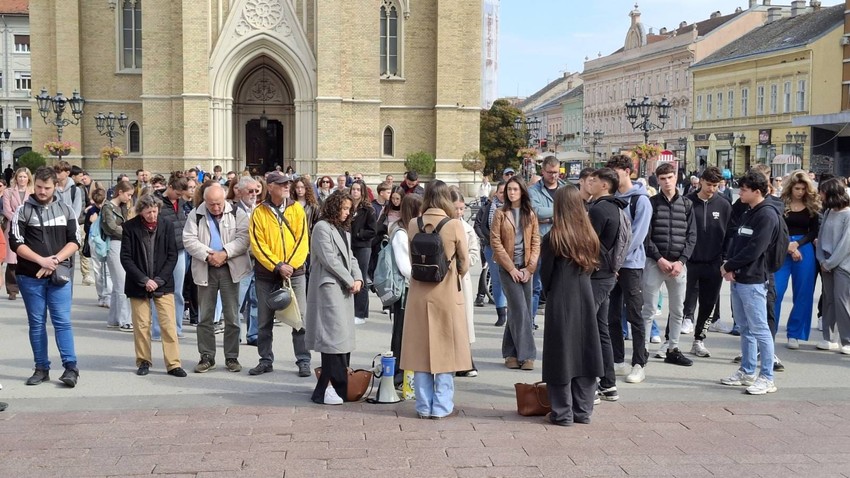 Građani Novog Sada odali poštu stradalima u padu nadstrešnice na Železničkoj stanici
