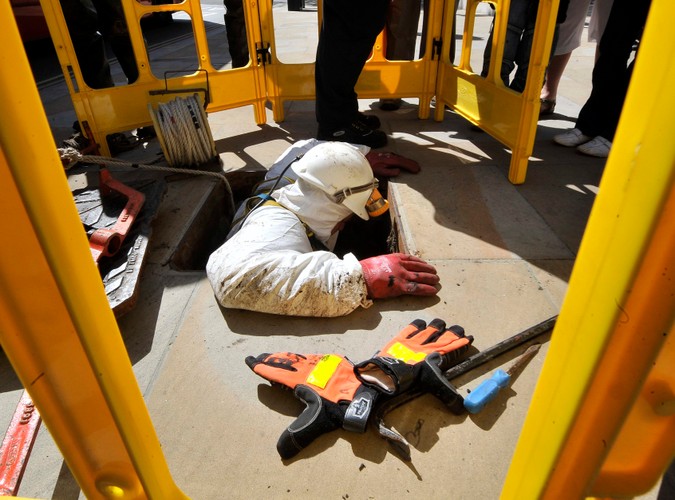 Policja sprawdza kanały na trasie przejazdu księcia Williama i Kate Middleton