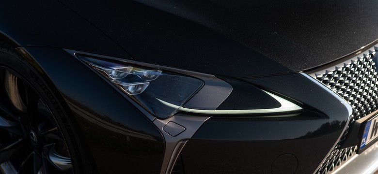 Ten Lexus to ostatni taki samochód. Potężny silnik V8 i wiatr we włosach
