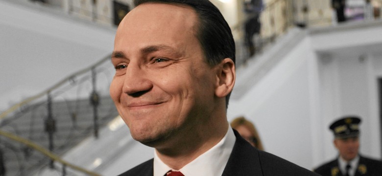 Sikorskiemu dyplomacja najlepiej wychodzi na Twitterze. RAPORT