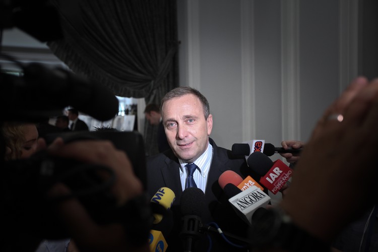 <b>Grzegorz Schetyna</b>
<br>
<br>
To był kiepski rok dla byłego człowieka numer 2 w PO: w konflikcie Tusk-Schetyna zdecydowanie wygrywa premier. 
<br>
<br>
Najpierw stracił stanowisko szefa regiony w swoim mateczniku, czyli na Dolnym Śląsku. Nie pomogło mu ujawnienie taśm, na których słychać, jak zwolennicy zwycięskiego Jacka Protasiewicza kupują głosy delegatów w zamian za pracę w państwowej spółce KGHM.
<br>
<br>
Wreszcie został wycięty z zarządu całej partii - mówi się, że teraz być może zostanie zesłany do Parlamentu Europejskiego.