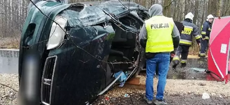 25-latek dachował i wypadł z samochodu. Śmiertelny wypadek k. Radomska