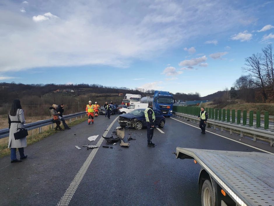 Pet osoba je povređeno u lančanom sudaru na auto-putu "Miloš Veliki"