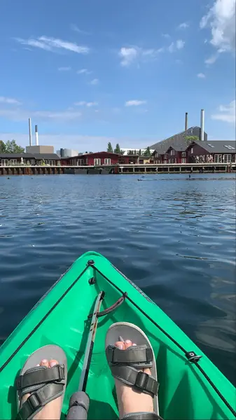 &quot;Pływanie kajakiem w Kopenhadze. Dzięki inicjatywie Green Kayak można go za darmo wynająć, pod warunkiem że wyłowi się napotkane po drodze śmieci&quot;.