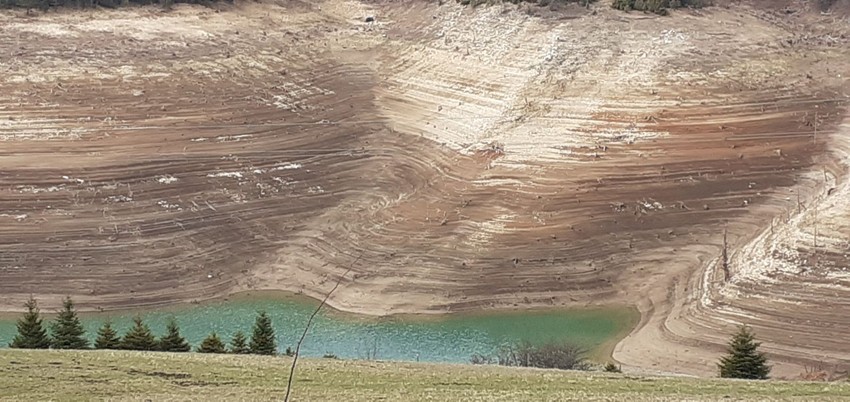 Tužne slike prelepog jezera: Voda se povukla, ostale gole strme obale