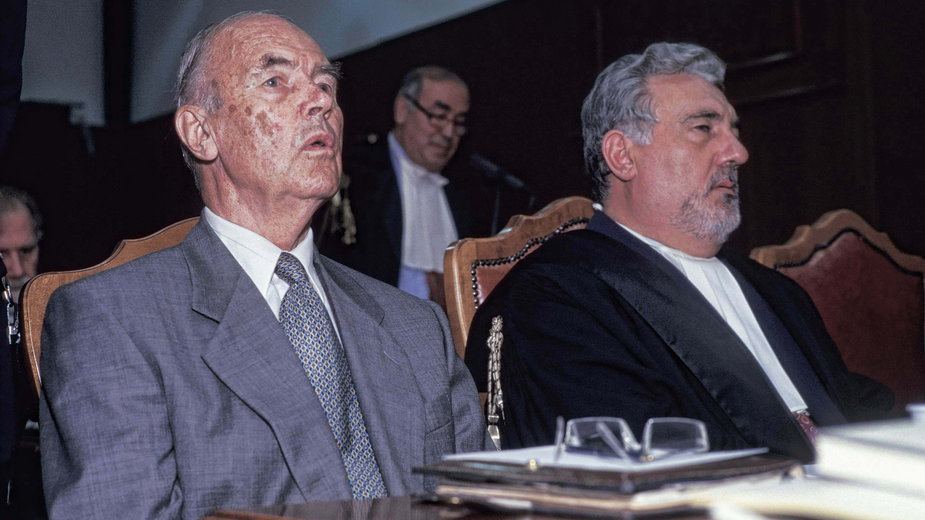 Erich Priebke ze swoim prawnikiem podczas procesu w Rzymie, 1996 r.