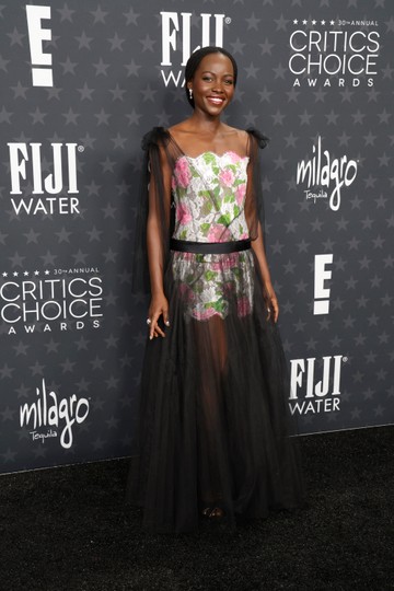 Lupita Nyong'o a CHANEL nagyköveteként a 2024-es tavaszi-nyári Haute Couture kollekcióból választotta ezt az álomszép, virágmintás, fekete tüllel díszített darabot. 