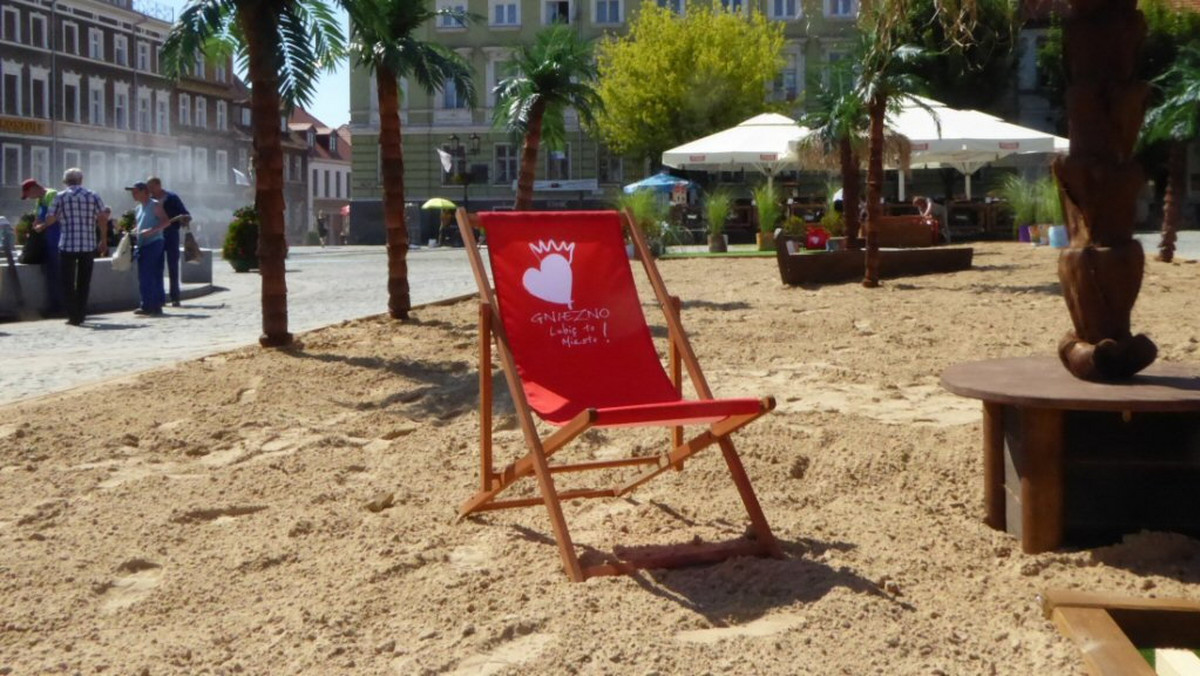 Mieszkańcy Gniezna mogą wypoczywać w ścisłym centrum miasta. Na Rynku usypano 60 ton piasku. Powstała tam plaża, na której ustawiono palmy i leżanki. W upały działa również kurtyna wodna, z kolei w weekend zaplanowano pierwszy seans kina plenerowego pod chmurką.