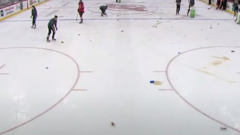 NHL: serie liderów przerwane, śmieci poleciały na lód