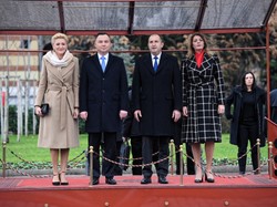 Podobny wiek, podobne sylwetki, a prezencja "niebo a ziemia". TAK Agata Duda wypadła w zestawieniu z prezydentową Bułgarii. FOTO
