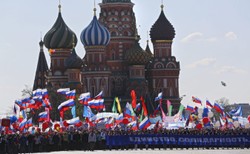 Rosja: 100 tys. ludzi na pierwszomajowym pochodzie w Moskwie