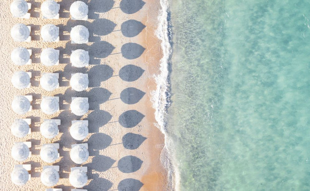 "Nie zabierajcie piasku". Na Sardynii ochotnicy pilnują teraz plaż i turystów