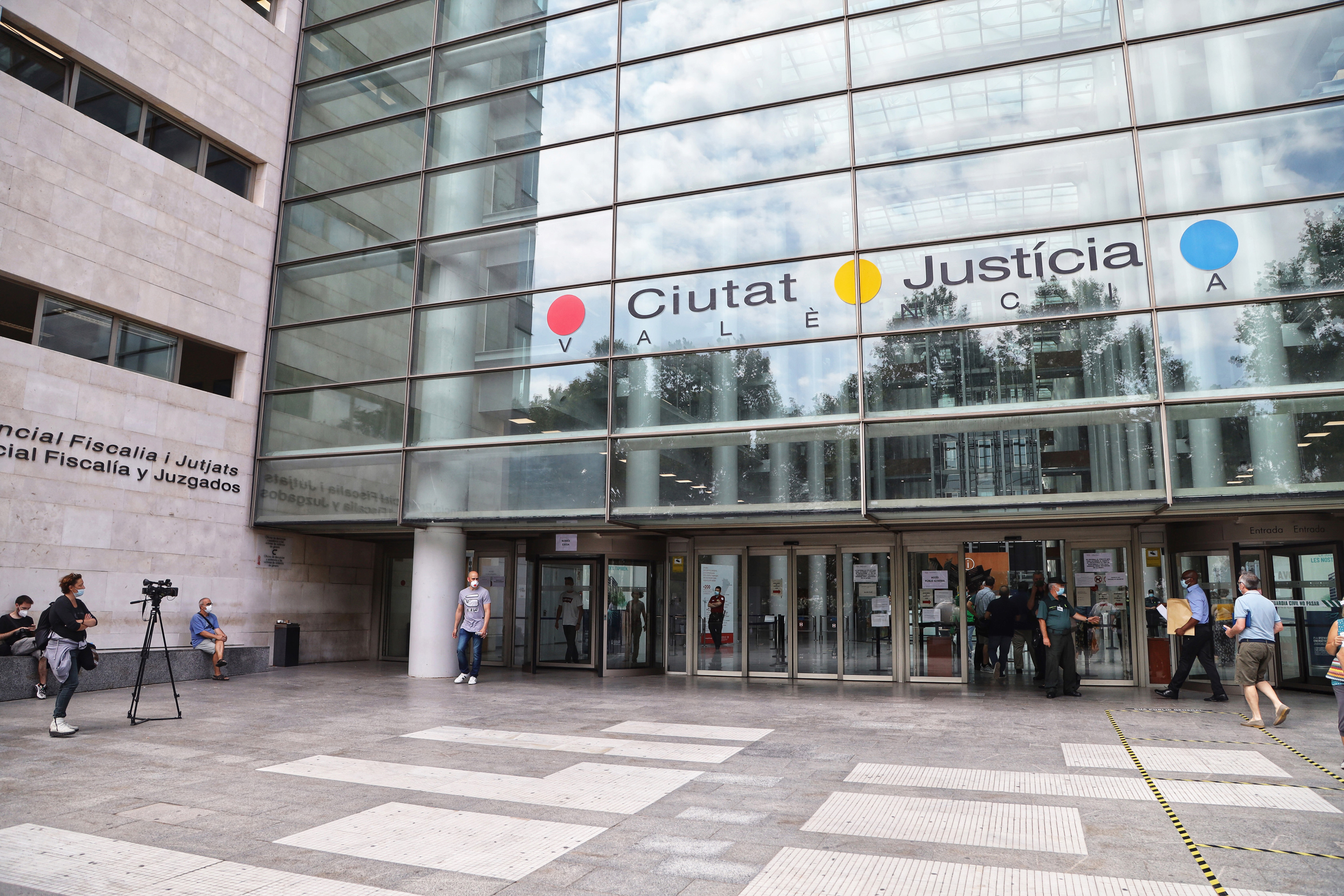 Valencia condena a 20 y 12 años por abusos a menor